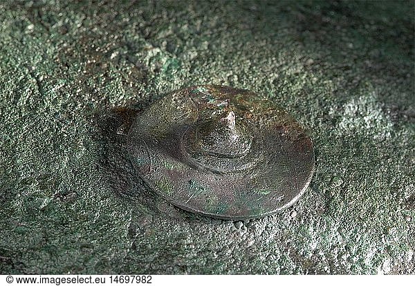 SAMMLUNG AXEL GUTTMANN  Persischer Schild  1.Jahrtausend v.Chr. Leicht konvexer und ovaler Schild aus dickem Bronzeblech mit zwei blasenfÃ¶rmigen Aussparungen. Der Rand von innen mit einem vernieteten Bronzeband verstÃ¤rkt  dessen groÃŸe  kugelfÃ¶rmige NietkÃ¶pfe dekorativ auf der AuÃŸenseite sichtbar sind  im Zentrum befindet sich ein kleiner  profilierter und spitz zulaufender Buckel. Auf der Innenseite keine Handhabe oder Vorrichtungen dafÃ¼r erkennbar. Durchmesser 46 cm. Metallisch erhalten mit brauner Edelpatina und blaugrÃ¼ner Korrosion. Ehem. Sammlung Marzoli  Brescia. Sammlung Axel Guttmann (AG 287/R 72). Vgl. ChristieÂ´s London  Auktion 06.11.2002  Los 30. Nach einer Aussage von Prof. P. Schauer  Regensburg  soll der Schild angeblich hethitischen Ursprungs sein. UngewÃ¶hnlicher Schild von auÃŸergewÃ¶hnlicher StabilitÃ¤t