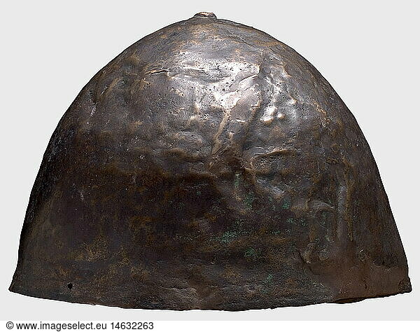 SAMMLUNG AXEL GUTTMANN  Vorderasiatischer Helm  1.HÃ¤lfte 1.Jahrtausend v.Chr. Die Helmkalotte aus stark kupferhaltiger Bronze ist relativ niedrig  stark gerundet und vergleichsweise dÃ¼nnwandig  die Spitze des Helmes wird von einem herausgetriebenen  flachen Knopf bekrÃ¶nt. Am Helmrand befindet sich ein kleines Loch  das vermutlich zur Befestigung eines Kinnriemens diente. HÃ¶he 15 7 cm  Gewicht 583 g. Metallisch gut erhalten  braun-schwarze Patina  nach der Bergung wieder in die ursprÃ¼ngliche Form gebracht und patiniert  ErgÃ¤nzungen in der Kalotte und am Unterrand. Vgl. einen Ã¤hnlichen Helm aus der Sammlung Guttmann  Hermann Historica  49. Auktion  Los 141. Sammlung Axel Guttmann (Inv.Nr. H 287). Erworben in Tel Aviv 1996. Identische Helme wurden in den 80er Jahren aus einem Schiffswrack vor der israelischen KÃ¼ste geborgen. Seltener phÃ¶nizischer(?) Helm aus dem Ã¶stlichen Mittelmeer SAMMLUNG AXEL GUTTMANN, Vorderasiatischer Helm, 1.HÃ¤lfte 1.Jahrtausend v.Chr. Die Helmkalotte aus stark kupferhaltiger Bronze ist relativ niedrig, stark gerundet und vergleichsweise dÃ¼nnwandig, die Spitze des Helmes wird von einem herausgetriebenen, flachen Knopf bekrÃ¶nt. Am Helmrand befindet sich ein kleines Loch, das vermutlich zur Befestigung eines Kinnriemens diente. HÃ¶he 15,7 cm, Gewicht 583 g. Metallisch gut erhalten, braun-schwarze Patina, nach der Bergung wieder in die ursprÃ¼ngliche Form gebracht und patiniert, ErgÃ¤nzungen in der Kalotte und am Unterrand. Vgl. einen Ã¤hnlichen Helm aus der Sammlung Guttmann, Hermann Historica, 49. Auktion, Los 141. Sammlung Axel Guttmann (Inv.Nr. H 287). Erworben in Tel Aviv 1996. Identische Helme wurden in den 80er Jahren aus einem Schiffswrack vor der israelischen KÃ¼ste geborgen. Seltener phÃ¶nizischer(?) Helm aus dem Ã¶stlichen Mittelmeer,