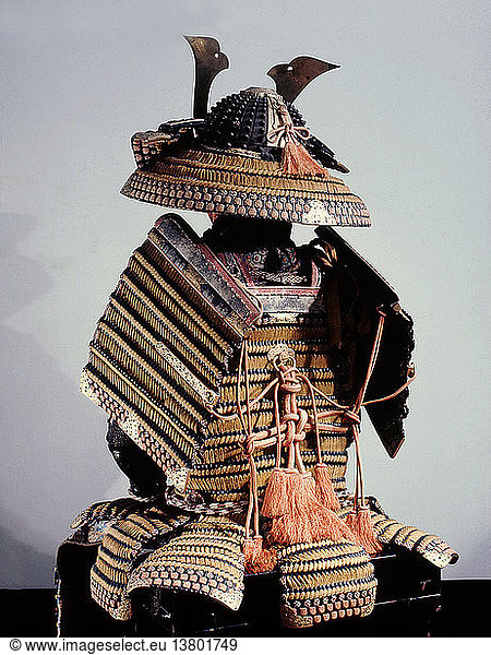 Samurai-Rüstung von hinten mit dem Agemaki oder großen Bogen  der die Schulterplatten in Position hielt. Die farbige Schnürung war sowohl dekorativ als auch für die Bewegungsfreiheit des Kriegers wichtig. Japan. Japanisch.