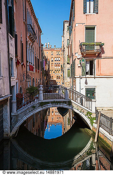 San-Angelo-Kanal  Fußgängerbrücke und alte Wohngebäude im rosa-weißen Architekturstil  Stadtteil San Marco  Venedig  Venetien  Italien