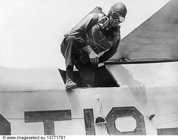 San Diego  Kalifornien: ca. 1927 Der berühmteste Fallschirmspringer der Navy  Chief Petty Officer Bill Dodson  bereitet sich auf seinen 47sten Sprung vor.