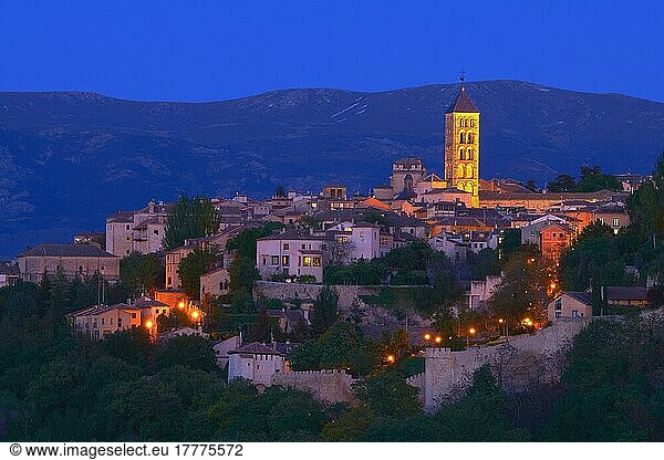 San Esteban Kirche in der Abenddämmerung  Segovia  Kastilien-Leon  Spanien  Europa