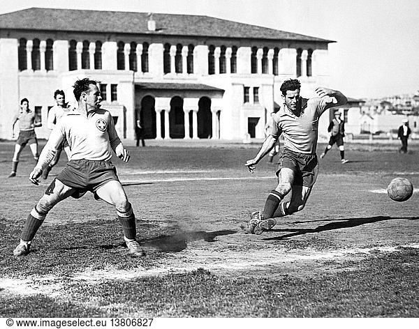 San Francisco  Kalifornien: April 1939 Der Schweizer A.C. Rover-Fußballstar Alastain Finlayson kickt in einem C.F.A.-Halbfinalspiel vor dem Beach Chalet im Golden Gate Park.