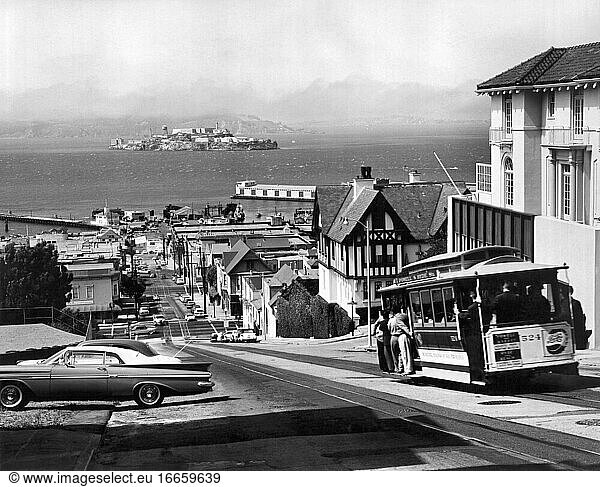 San Francisco  Kalifornien  November  1965
Die Seilbahn von Powell und Hyde Street auf dem Weg zur Spitze des Russian Hill mit der Insel Alcatraz im Hintergrund.