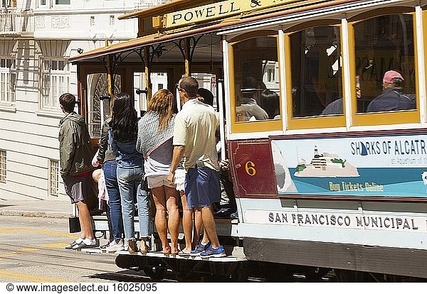 San Francisco  USA - 20. Juni 2017: Ansichten von Straßenbahnen in San Francisco und deren Schienen.