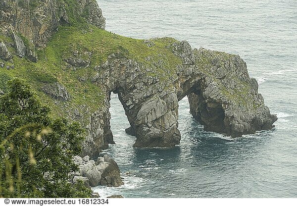 San Juan de Gaztelugatxe (baskisch Gaztelugatxeko Doniene) ist eine