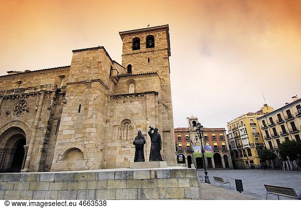 San Juan de Puerta Nueva church and Town Hall in background  Zamora  Castilla-Leon  Spain