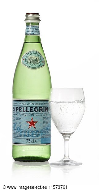 San Pellegrino Mineralwasser  Flasche und Glas  Beschneidungspfad vorhanden