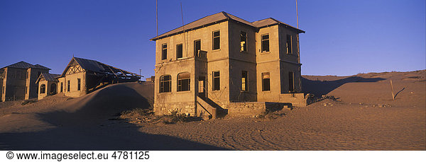 Sand dringt in die Gebäude der verlassenen Diamantminenstadt Kolmanskop oder Kolmanskuppe ein  Namiba  Afrika