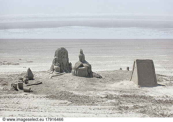 Sandburgen mit Bezug auf die Kultur der amerikanischen Ureinwohner am Sandstrand.