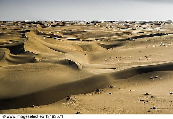Sanddünen in der Namib-Wüste  Erongo-Region  Namibia  Afrika