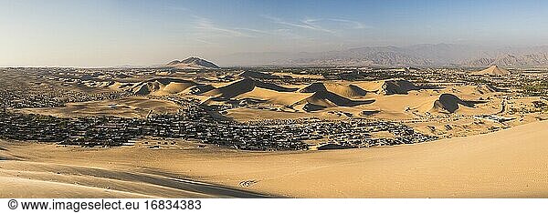 Sanddünen in der Wüste bei Sonnenuntergang Huacachina Region Ica Peru