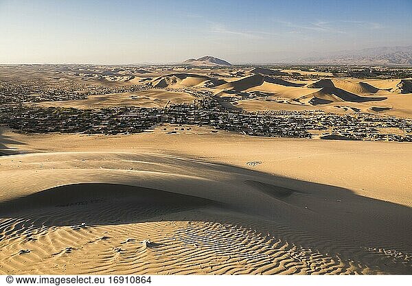 Sanddünen in der Wüste bei Sonnenuntergang  Huacachina  Region Ica  Peru