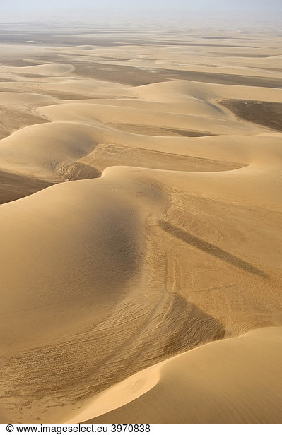 Sanddünen in Küstennähe  Flugaufnahme  Namibia  Afrika