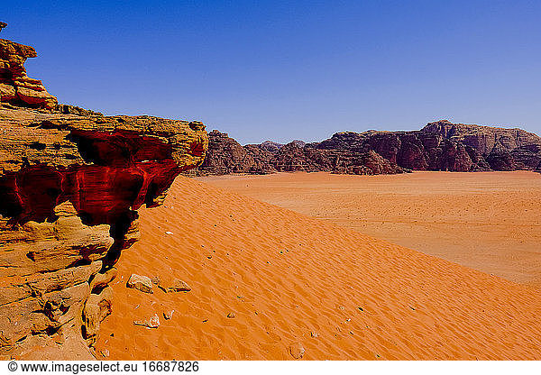 Sanddünen und Berge in der Wüste von Wadi Rum  Jordanien