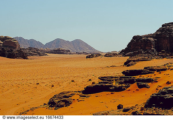 Sanddünen und Berge in der weiten Landschaft von Wadi Rum  Jordanien