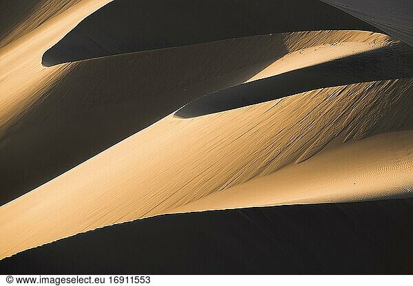 Sanddünenmuster bei Sonnenuntergang in der Wüste  Huacachina  Region Ica  Peru