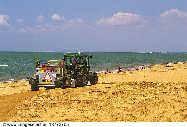 Sandreinigung an einem beliebten Urlaubsstrand: An Stränden  die zur Erholung genutzt werden  können sich unerwünschte Abfälle und von der Flut angeschwemmter Müll ansammeln  der zwar oft natürlich ist  aber die Attraktivität für die Öffentlichkeit beeinträchtigt  Redcliffe  Queensland  Australien