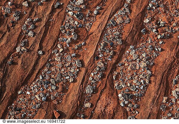 Sandstein Detail  kleine Steine auf großem Sandstein  Coyote Buttes North  Sandstein Gebiet  Arizona  USA  Nordamerika