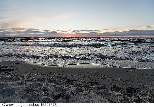 Sandstrand an der Ostsee bei Sonnenuntergang