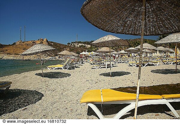 Sandstrand mit Liegestühlen und Sonnenschirmen in Old Foca  dem antiken Phokaia  Foca  Izmir  Ägäis  Türkei  Europa.