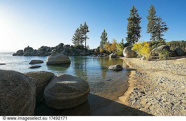 Sandstrand und runde Steine im Wasser Bucht am See Lake Tahoe Sand Harbor Beach im Herbst Sand Harbor State Park Ufer Kalifornien USA Nordamerika