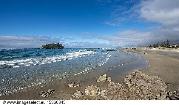 Sandstrand von Mount Manganui mit Halbinsel Moturiki und Insel Motiti Island  Tauranga  Bay of Plenty  Nordinsel  Neuseeland  Ozeanien