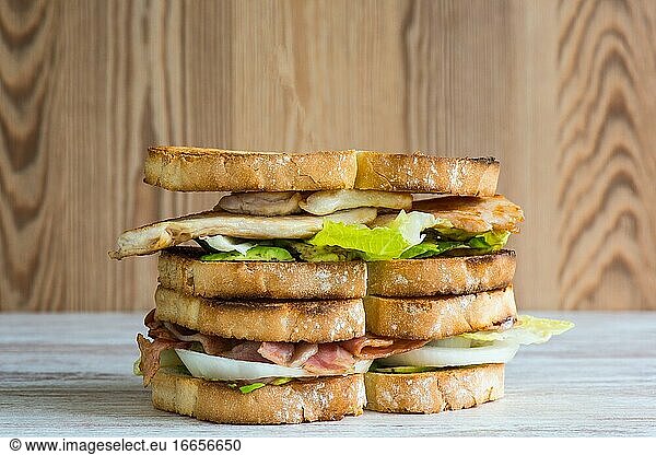 Sandwich mit Huhn und Salat auf einem Tisch.