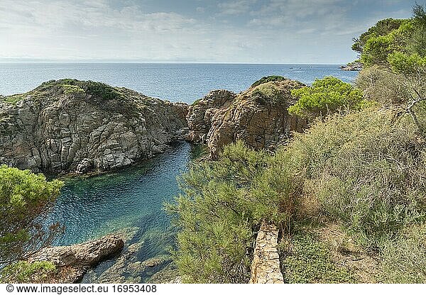 Sant Feliu de Guixols an der Costa Brava in Katalonien  Mittelmeer  Spanien im September 2020. Der Camino de Ronda geht den ganzen Weg von S'Agaro bis Playa d'Aro.