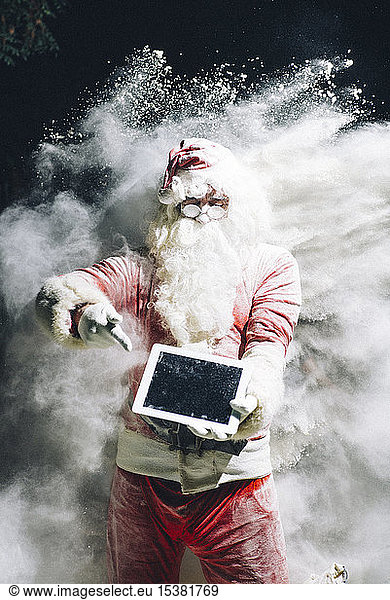 Santa Claus zeigt digitales Tablett