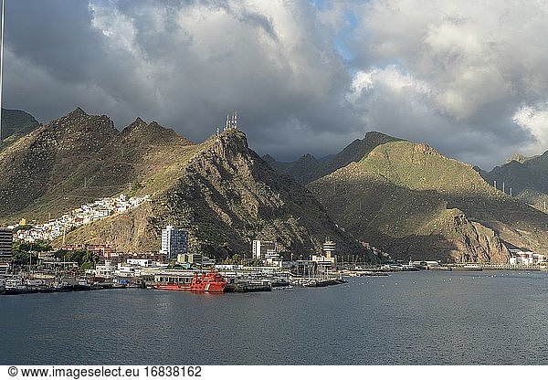 Santa Cruz de Tenerife  Kanarische Inseln  Spanien - Dezember 8  2019: Kreuzfahrtschiffe und Boote im Hafen von Santa Cruz de Tenerife  Kanarische Inseln  Spanien.