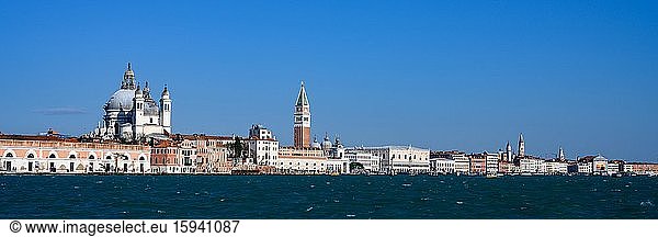 Santa Maria della Salute und Campanile  Panorama  Venedig  Venezien  Italien  Europa