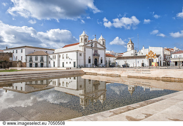 Santa Maria Kirche und Brunnen  PraÁa da Republica  Lagos  Algarve  Portugal  Europa