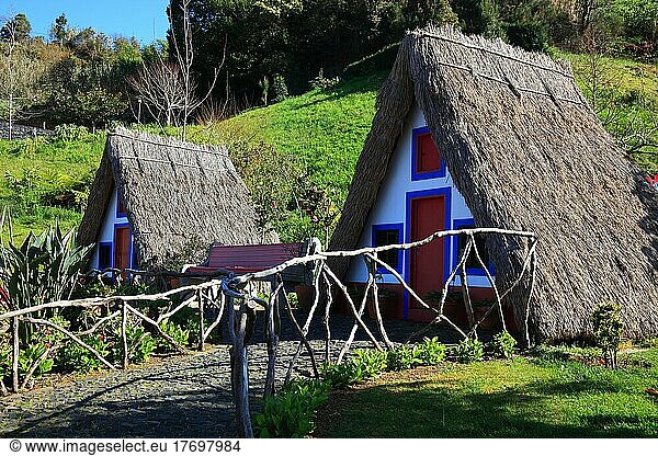 Santana  historisches Haus  Santanahäuschen im Parque Tematico da Madeira  Park  Madeira  Portugal  Europa