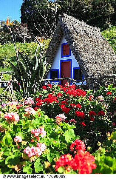 Santana  historisches Haus  Santanahäuschen im Parque Tematico da Madeira  Park  Madeira  Portugal  Europa