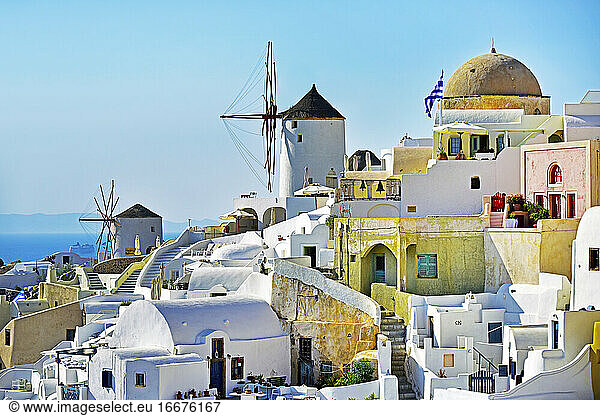 Santorin Griechenland Landschaft mit Architektur und Windmühlen