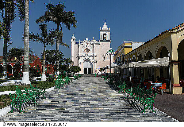 Santuario de la Virgen de la Candelaria an einem sonnigen Tag  Tlacotalpan  Veracruz  Mexiko