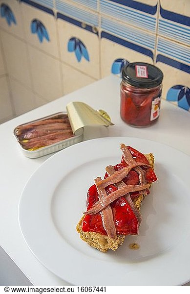 Sardellenfilets mit Piquillo-Paprika auf Toast mit Zutaten. Spanien.