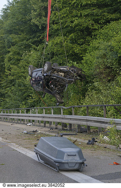 Sarg und Autowrack auf der B 27 nach Verkehrsunfall mit zwei Toten  Pliezhausen  Baden-Württemberg  Deutschland  Europa