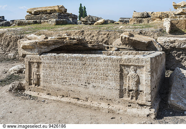 Sarkophag mit Reliefs und Inschriften Nekropole oder Totenstadt in Hierapolis antike griechische Stadt bei Pamukkale Phrygien Denizli Türkei