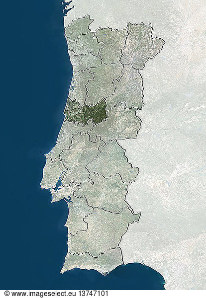 Satellitenbild von Portugal  das den Bezirk Coimbra zeigt. Dieses Bild wurde aus Daten zusammengestellt  die von den Satelliten LANDSAT 5 und 7 erfasst wurden.