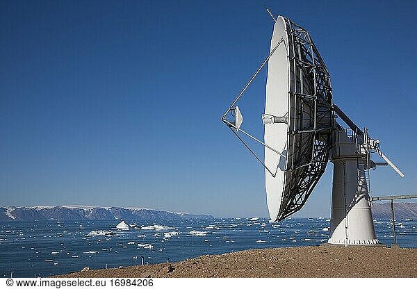 Satellitenschüssel für die Telekommunikation in Qaanaaq  Grönland.