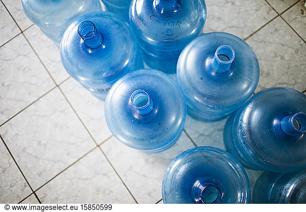 Saubere Trinkwasserkrüge bereit zum Füllen.