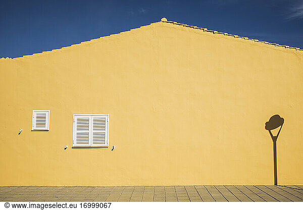 Saubere Wand des gelben Gebäudes