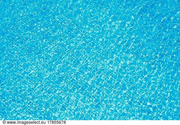 Sauberes blaues Wasser im Pool