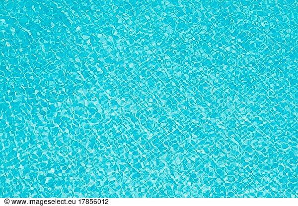Sauberes blaues Wasser im Pool
