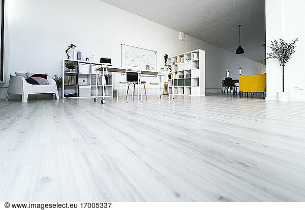 Sauberes Interieur eines weiß gestrichenen minimalistischen Büros