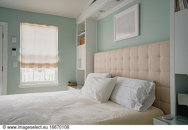 sauberes Schlafzimmerinterieur mit beige-grünem Farbschema