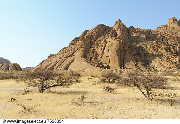 Savannenlandschaft mit Granitfelsen der Pontok-Berge