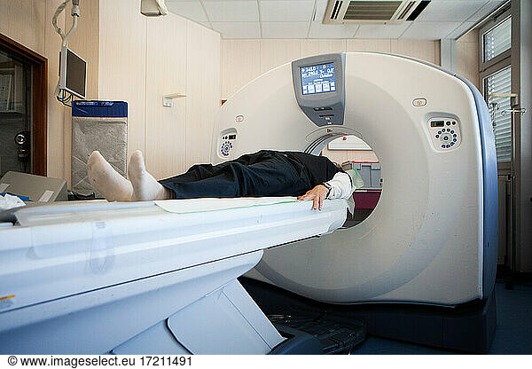 Scanneruntersuchung in einer radiologischen Abteilung.